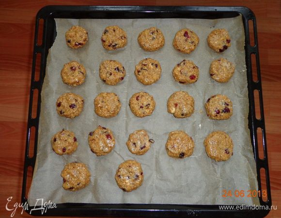 Разделить тесто на 22 шарика. Противень накрыть листом пергамента, положить шарики, слегка размять их в толстые лепешки.
Печенье поставить в разогретую до 180 градусов духовку и готовить в течение 25 мин.