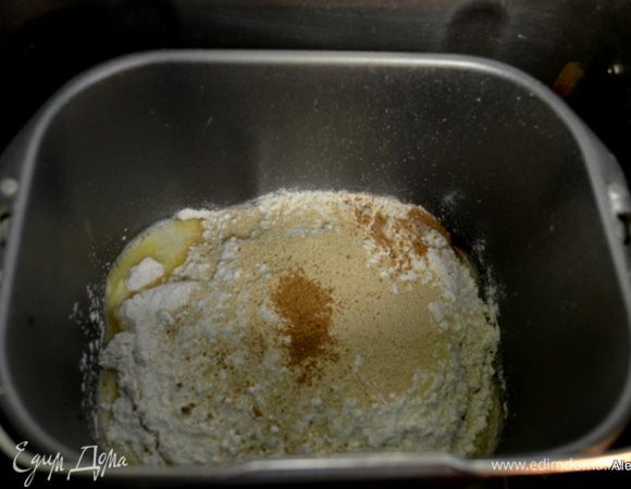 Молоко слегка подогреть, не кипятить.
Для х/печки всегда идут в начале жидкие ингредиенты,заканчивают сухими и дрожжи кладут сверху муки.
Поставить программу замес теста на 1 ч. 30 мин.