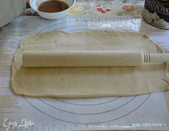 Раскатаем тесто под рулет.