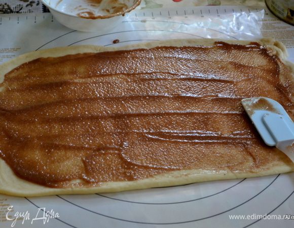 Выкладываем любую начинку. Распределяем  и оставляем места от края.