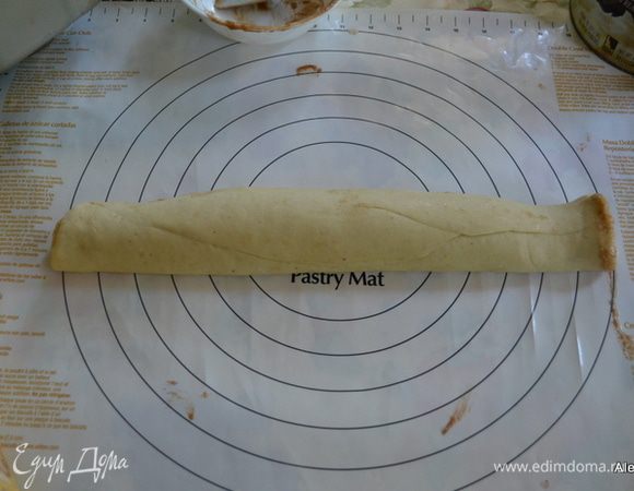 Заворачиваем в рулет и перекладываем на противень. Дадим 20 мин. расстойки в теплом месте. Смажем рулет сверху маслом.
