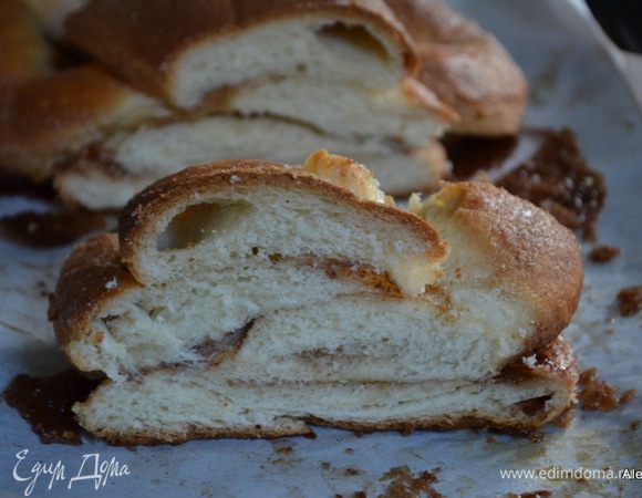 Ставим в разогретую  духовку на 200 гр на 30 мин. Готовый рулет разрезаем и подаем к чаю, например. Приятного аппетита.
На фотографии идея халы от Леночки Лат, у меня начинка корица с сахаром и джемом  http://www.edimdoma.ru/retsepty/55541-pletenka-s-klubnikoy-abrikosom-i-makom-klubnichnyy-bum