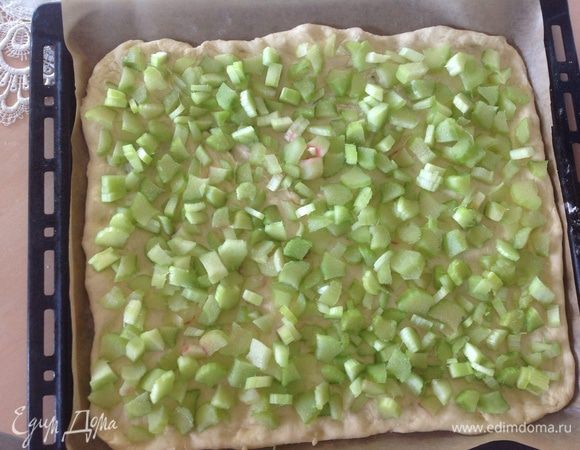 Раскладываем  на тесто ревень.