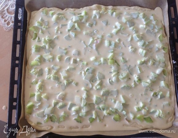 Сверху распредиляем сметанно -яичную заливку...Ставим в духовку на 30минут,при 180 гр..