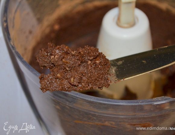В фудпроцессор выложим все перечисленные ингредиенты для шоколадной пасты. Про пульсируем до получения пасты.