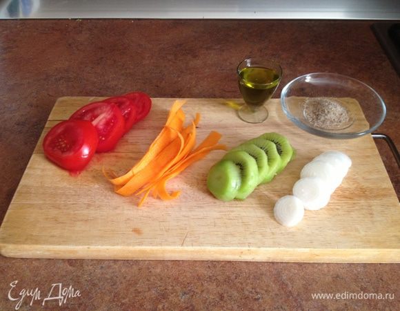 Почистить лук, морковку и киви. Помидоры, лук и киви нарезать кружочками, морковку овощечисткой - на ленточки, из которых скрутить «спиральки»