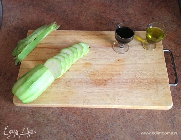 Кабачки очистить овощечисткой, нарезать на кружочки.