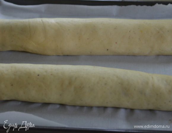 Скатать в рулеты и выложим на противень смазанный или выложенный бумагой для выпечки.