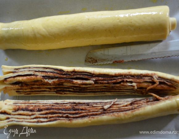 Каждый рулет тонким ножом разрежем посредине.