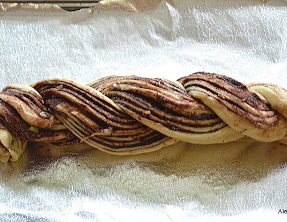  Заплетем косу из двух полос. Дадим постоять в теплом месте 30 мин.
Поставим в разогретую духовку на 180 гр. 30 мин.