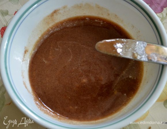  Пока рулет в духовке , приготовим топинг.
Смешаем в емкости масло сливочное,корицу и сахар.