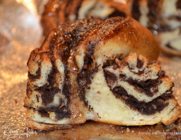 Готовое изделие смазываем кисточкой приготовленный топинг.
Разрезаем и подаем к столу.