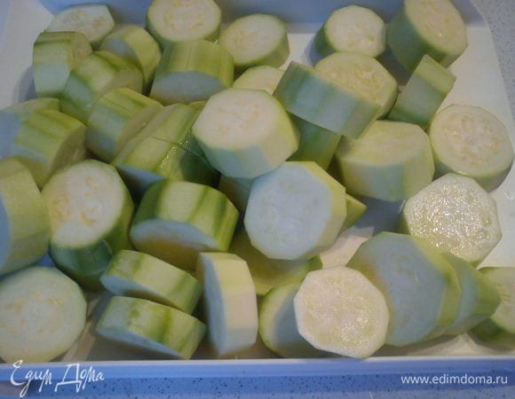 Кабачки очиститть и нарезать кружочками, толщиной 2-3 см.