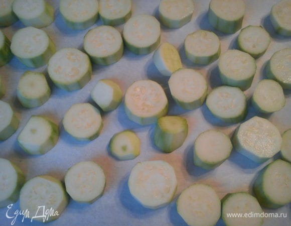 Разложить кабачки на противень и запечь в духовке 25 минут при 180 С