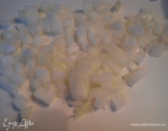 Лук очистить и нарезать небольшими кубиками