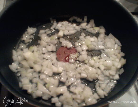 Разогреть масло в сковороде и выложить лук. Обжарить лук до прозрачности