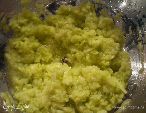 Кабачок измельчить блендером или порубить ножом