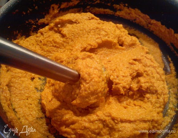 Посолить, поперчить и добавить сахар. По желанию можно измельчить блендером.  