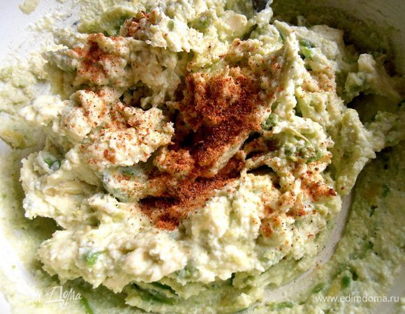 Добавляем по вкусу приправу "смесь перцев"..., я брала две щепотки.