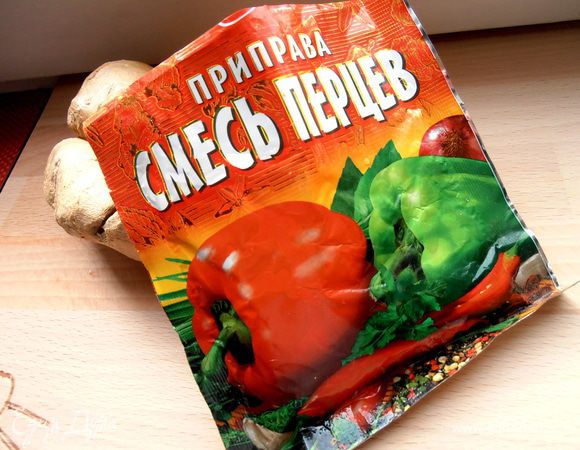 В нее входят и острый и сладкий перчики. Если брать сыр с острыми добавками, то и перец не нужен...