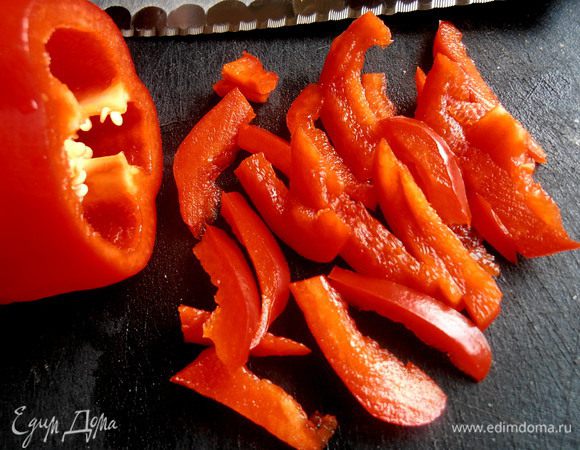 Свежего сладкого перца тоже немного добавим... Примерно столовую ложку.