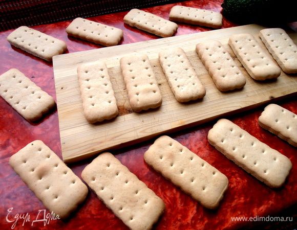 Берем пресное сухое печенье или можно испечь заранее по моему рецепту...