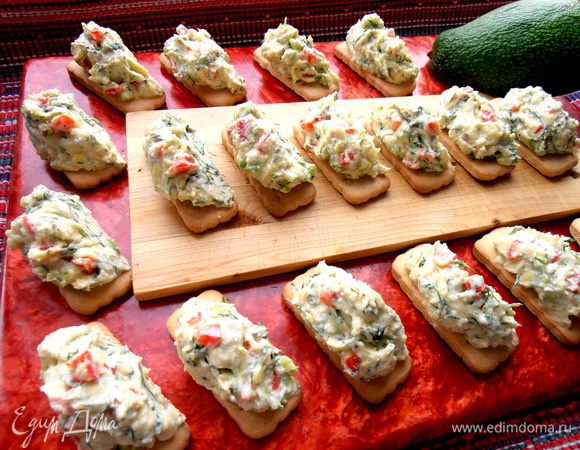 Распределяем охлажденную творожную массу по ложечке на печенье... Или отправляем потом так в холодильник!