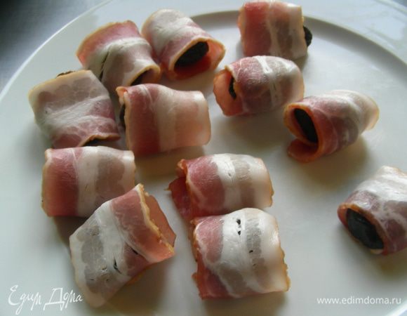 И заворачиваем в них чернослив.
