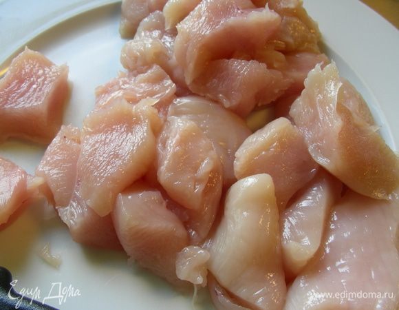 Куриное филе режем на кусочки примерно 3 см. Перчим, я еще немного посыпала паприкой. 
