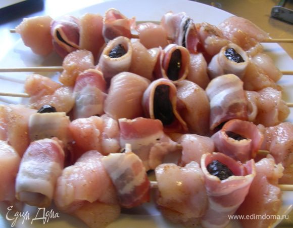 Делаем шашлычки, чередуя кусочки курицы и чернослив в беконе. Смазываем их оливковым маслом (удобно это делать кисточкой). Решетку гриля тоже смазываем маслом. (А вообще такие шашлычки можно и в духовке готовить). Готовим их на гриле минут 10. Солим.

