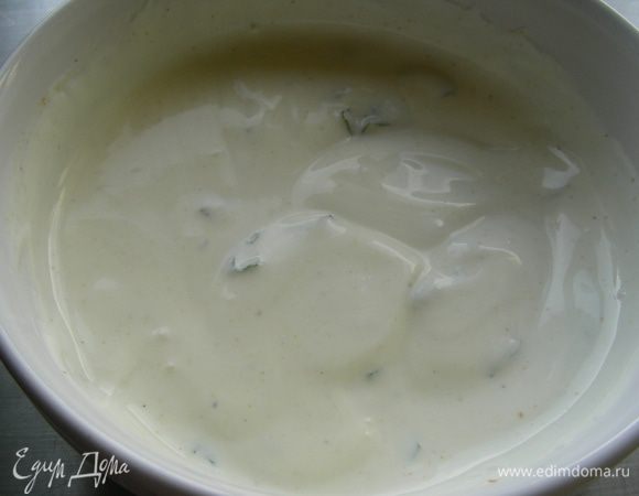 Для соуса смешиваем йогурт, соль, карри, табаско, измельченную мяту.
