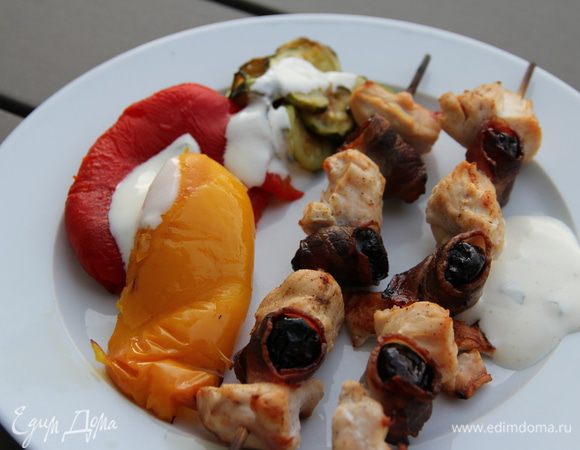 Подаем шашлычки с соусом. К ним хорошо подойдут овощи, приготовленные на гриле. Приятного аппетита))
