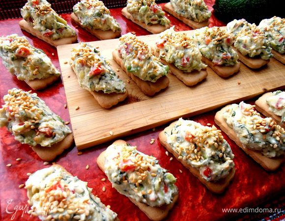 И присыпаем сверху на каждую порцию!