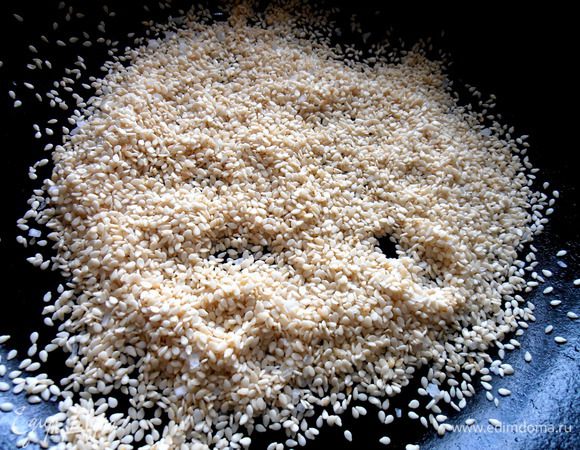 Сезам с солью отправляем на сухую горячую сковороду и начинаем обжаривать...