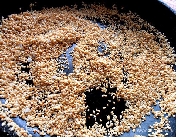 Постоянно помешиваем для равномерной обжарки...