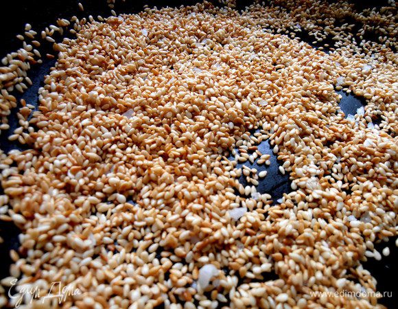 И даже после выключения огня продолжаем помешивать минуту... Сезам очень быстро горит!