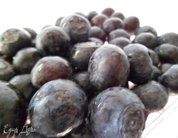 Сначала займемся ягодой. Измельчить в блендере чернику,добавив по вкусу сахар.