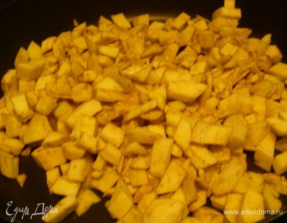 Мякоть баклажана режем средними кубиками и обжариваем на оливковом масле.