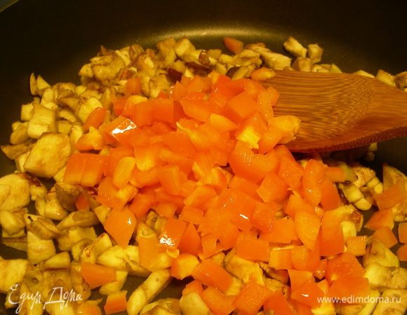 Через несколько минут добавляем порезанный кубиками перец. Если у вас тунец сырой, то добавляем его сейчас, если консервированный - в самом конце. Готовим минут 10-15 до мягкости.
