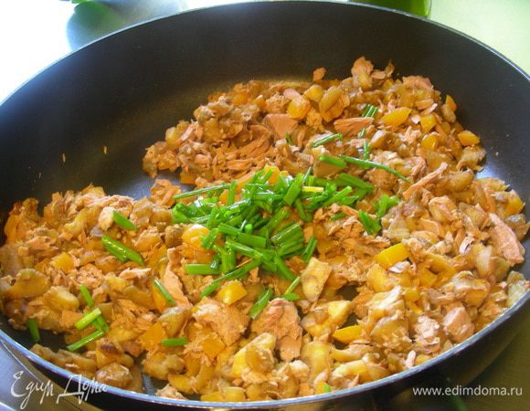 Добавляем тунец (если используете консервированный) и кетчуп. Готовим еще пару минут и снимаем с огня. Я еще добавила немного шнитт-лука.
