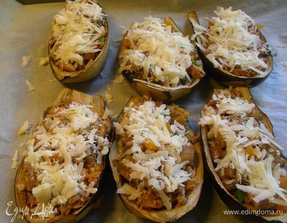 Половинки баклажанов наполняем начинкой, присыпаем сыром и отправляем в духовку минут на 10. 
