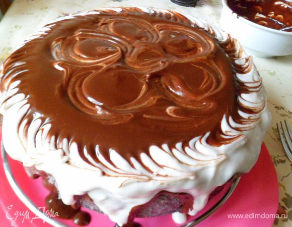 Затем оставшуюся шокоглазурь поливаем в центр торта
