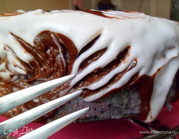 Берем вилку и начинаем делать произвольные разводы.Отправляем в холод до загустевания глазури.