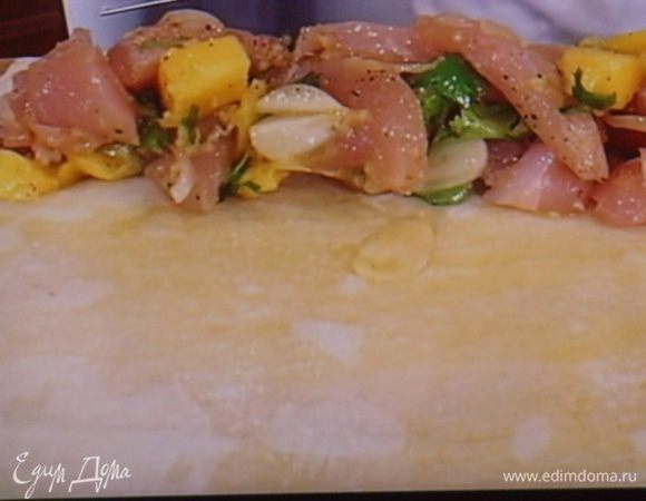 и выложить начинку, оставив край теста на пару см. свободным.