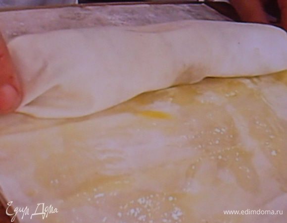 акуратно завернуть штрудель в рулет, загребая начинку поплотнее , чтобы рулет получился более компактным. Края можно подогнуть во внутрь рулета, а можно скрутить, как конфетную обёртку. Смазать штрудель оставшимся маслом, выложить на противень и запечь в духовке около 20-25 мин.