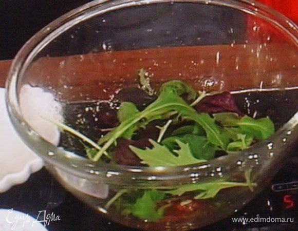 тем временем приготовим салат. Помидоры ошпарить кипятком, снять шкурку, порезать на дольки.  Салатные листья смешать с помидорами,  бальзамико, оливковым маслом, солью и перцем. По вкусу добавить сахарную пудру.