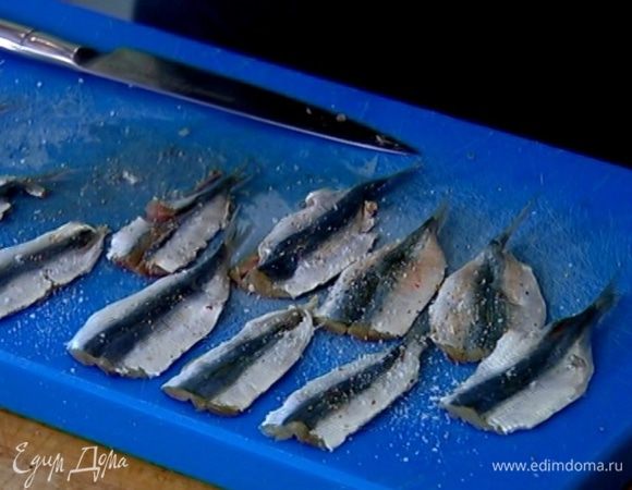 Перевернуть рыбу кожей вверх, распластать, надавить сверху по центру плоской стороной ножа и удалить хребет, сохранив хвостик, затем посолить и поперчить.