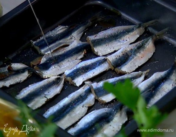 В небольшой глубокий противень влить 1 ст. ложку оливкового масла, посолить, поперчить и выложить рыбу спинкой вверх.