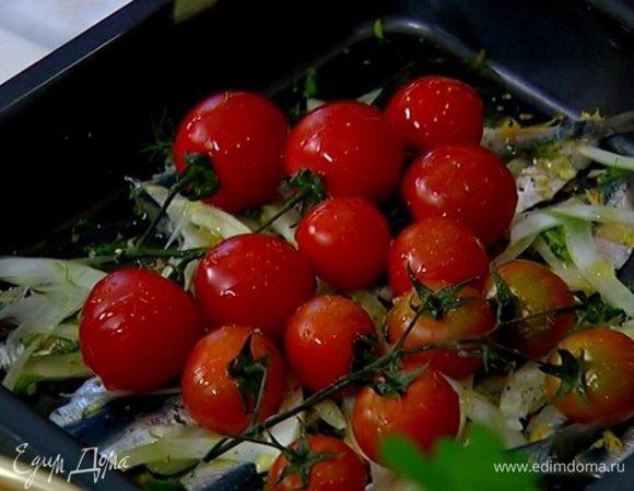 Сардины посыпать фенхелем, сверху поместить помидоры на веточках, сбрызнуть все оставшимся оливковым маслом, посолить и поперчить.