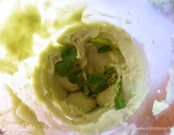 Измельчаем авокадо, цедру лайма и мяту в блендере.